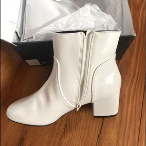 7 wide boot never worn in original box